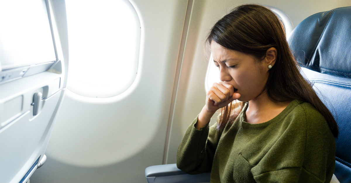 Når du er syg under flyvning, kan nogle få trin gøre turen lettere for både dig og de andre passagerer.